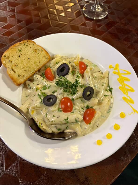 Shahi Mahal – Creamy Alfredo Penne Pasta with Garlic Bread