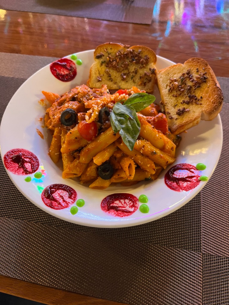 Shahi Mahal Penne Pasta & Garlic Bread